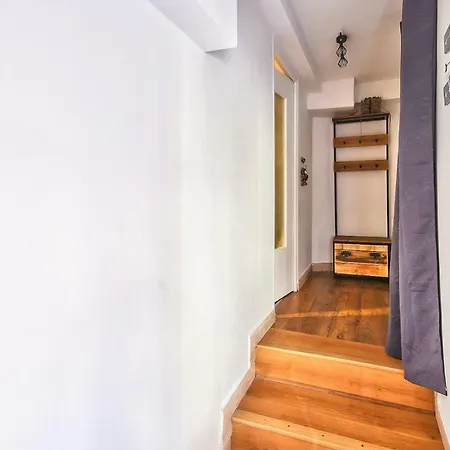 For 4 People In The City Center Daire